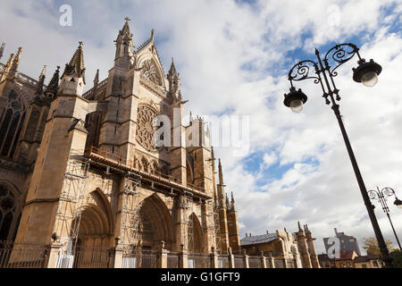 León, Spanien: Süd-Fassade der Kathedrale Santa María de León. In der Mitte ist Portada del Apocalipsis. Stockfoto