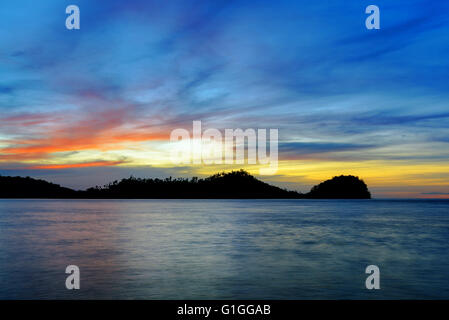 Meer und Himmel bei Sonnenuntergang. Togean Islands oder Togian Inseln im Golf von Tomini. Zentral-Sulawesi. Indonesien Stockfoto