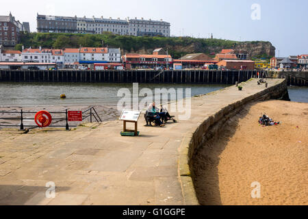 Urlauber auf Tate Hill Pier Whitby North Yorkshire, Pier Buit in A.D.1190 ist eines der ältesten in der Welt Stockfoto