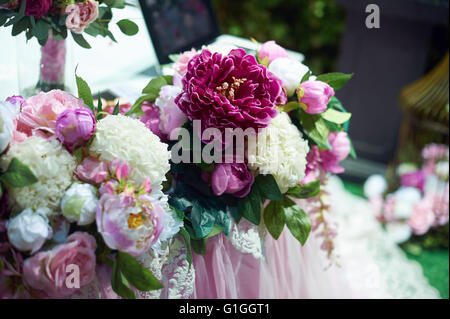 Hochzeitsdekoration von Blumen für die Zeremonie im restaurant Stockfoto