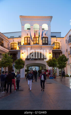 Flaggen auf Rathaus Ayuntamiento Gebäude bei Nacht, Nerja fliegen, Provinz Malaga, Spanien Stockfoto