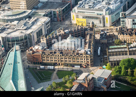 Luftbild von Manchester Corn Exchange, der Kathedrale von Manchester und Urbis Stockfoto