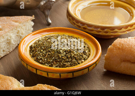 Schale mit Za'atar, Olivenöl und Brot zum Frühstück Stockfoto