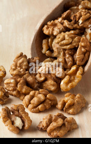 Hölzerne Schaufel mit geschälte Walnüsse Stockfoto