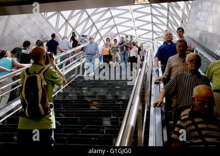 Mann, die Fotos in den neuen Bahnhof Rolltreppe. Puerta del Sol, Madrid. Spanien. Stockfoto