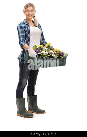 In voller Länge Portrait von einem fröhlichen weibliche Gärtner halten Blumen isoliert auf weißem Hintergrund Stockfoto