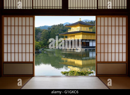 Blick auf einen schönen japanischen Goldenen Tempel und Teich Garten gesehen durch offene Reispapier Türen Stockfoto