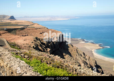 Steilen Küstenklippen Risco de Famara Blick nach Süden vom Mirador el Rio, Lanzarote, Kanarische Inseln, Spanien Stockfoto