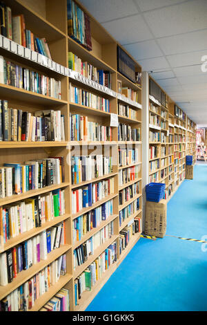 Gebrauchte Bücher in Regalen in riesigen Bookbarn International-Shop, Hallatrow, in der Nähe von Bristol, England, UK Stockfoto