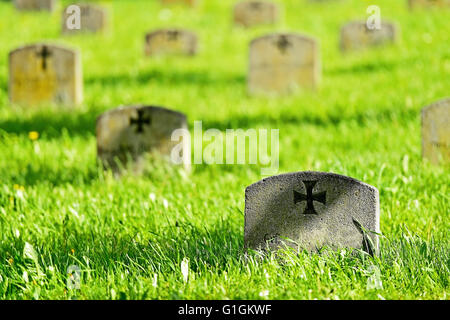 Grabstein eines deutschen Soldaten mit dem Eisernen Kreuz Symbol in einem Helden-Friedhof Stockfoto