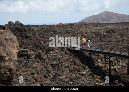 Gehweg über Lava Feld, Timanfaya Vulkan Interpretation und Besucher Zentrum, Lanzarote, Kanarische Inseln, Spanien Stockfoto