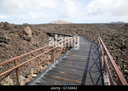 Gehweg über Lava Feld, Timanfaya Vulkan Interpretation und Besucher Zentrum, Lanzarote, Kanarische Inseln, Spanien Stockfoto