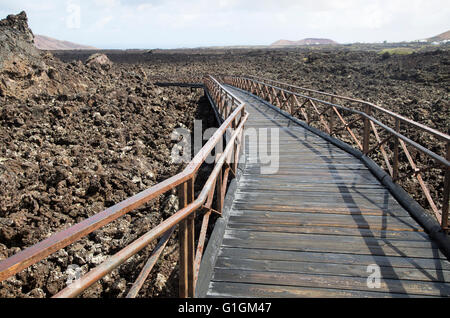 Gehweg über Lava Feld, Timanfaya Vulkan Interpretation und Besucher Zentrum, Lanzarote, Kanarische Inseln, Spanien Stockfoto