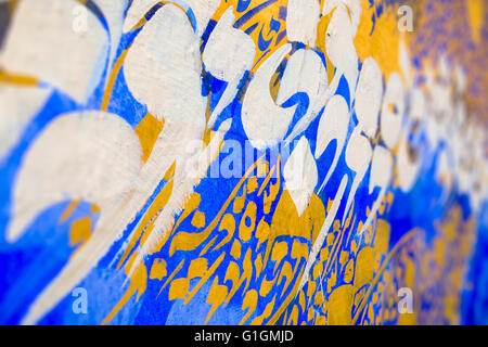 Fototapete Farbe der arabischen Kalligraphie in der Medina von Asilah, Marokko Stockfoto