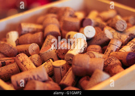 Korken in einer Wein-box Stockfoto