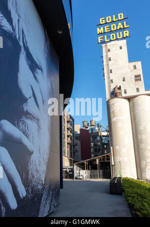 Stillgelegte Getreidemühle & Guthrie Theater am Mississippi River entlang, Minneapolis, Minnesota, USA Stockfoto