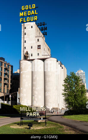 Mischnutzung mit ausgedienten Boden Mühle,, Bürogebäude, Appartementhaus, Mississippi Fluss-Ufer, Minneapolis, MN, USA Stockfoto