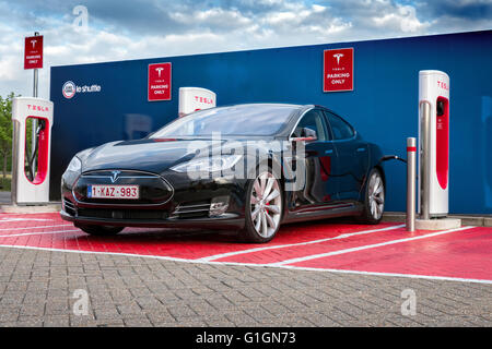 Tesla Elektroauto auf eine Ladestation an Eurotunnel terminal Folkstone UK Stockfoto