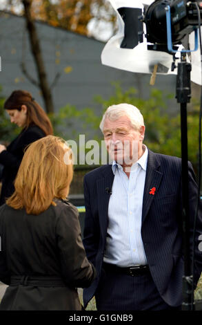 Paddy Ashdown, ehemaliger Führer Liberal-Demokratischen Partei, interviewt für TV auf dem College Green, Westminster... Stockfoto