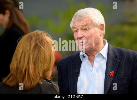 Paddy Ashdown, ehemaliger Führer Liberal-Demokratischen Partei, interviewt für TV auf dem College Green, Westminster... Stockfoto