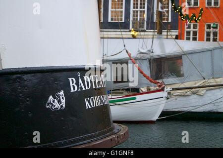 Boote auf dem Kanal Nyhavn in Kopenhagen Stockfoto