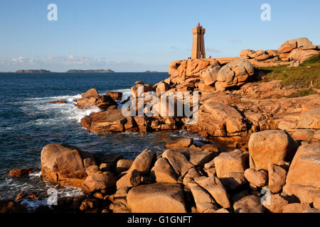 Leuchtturm und rosa Felsen bei Sonnenuntergang, Ploumanach, Cote de Granit Rose, Côtes d ' Armor, Bretagne, Frankreich Stockfoto