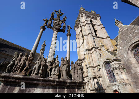 Kalvarienberg und Kirche in der Pfarrei zu schließen, Saint-Thegonnec, Finistere, Bretagne, Frankreich, Europa Stockfoto