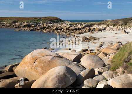 Felsen verstreut weißen Sandstrand, Munitionsdepot-Plage Cote de Granit Rose, Côtes d ' Armor, Bretagne, Frankreich Stockfoto