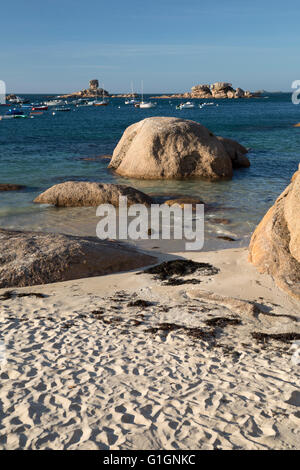 Weißer Sandstrand und rosa Felsen, Munitionsdepot-Plage, Cote de Granit Rose, Côtes d ' Armor, Bretagne, Frankreich Stockfoto