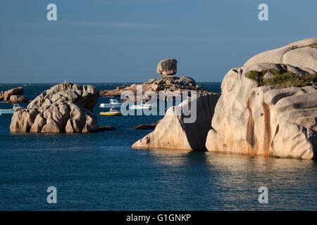 Seltsam geformte rosa Felsen und Boote, Munitionsdepot-Plage Cote de Granit Rose, Côtes d ' Armor, Bretagne, Frankreich Stockfoto