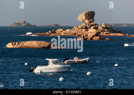 Seltsam geformte rosa Felsen und Boote, Munitionsdepot-Plage Cote de Granit Rose, Côtes d ' Armor, Bretagne, Frankreich Stockfoto