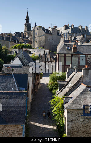 Blick entlang der Rue du Jerzual, Tour de l ' Horloge, Dinan, Côtes d ' Armor, Bretagne, Frankreich, Europa Stockfoto