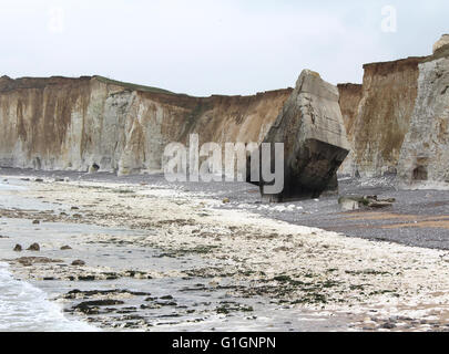 Die markante Kreide-Küste in der Nähe Quiberville, in Normandie Frankreich. Das Gebiet hat Felsen und Beton ww2 Bunker stark erodiert. Stockfoto