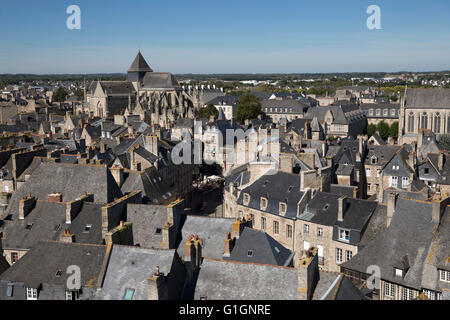 Blick über die Altstadt und L'eglise Saint-Malo von Tour de l ' Horloge, Dinan, Côtes d ' Armor, Bretagne, Frankreich, Europa Stockfoto