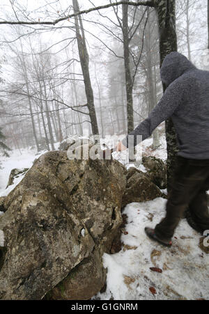 tapferer Ritter anonyme entfernt das magische Schwert Excalibur in den Stein Stockfoto