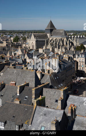 Blick über die Altstadt und L'eglise Saint-Malo von Tour de l ' Horloge, Dinan, Côtes d ' Armor, Bretagne, Frankreich, Europa Stockfoto