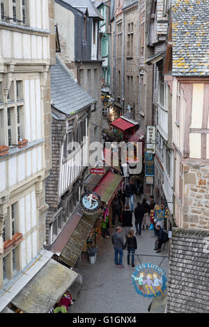 Halbe Fachwerkhaus Gebäude entlang Grande Rue, Mont Saint-Michel, Normandie, Frankreich, Europa Stockfoto