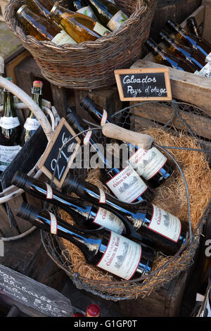 Flaschen von Calvados, Honfleur, Normandie, Frankreich, Europa Stockfoto