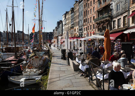 Gartenrestaurants am Saint Catherine Quay in Vieux Bassin, Honfleur, Normandie, Frankreich, Europa Stockfoto