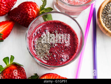 Bio-Erdbeeren-Smoothie mit Chia-Samen Stockfoto