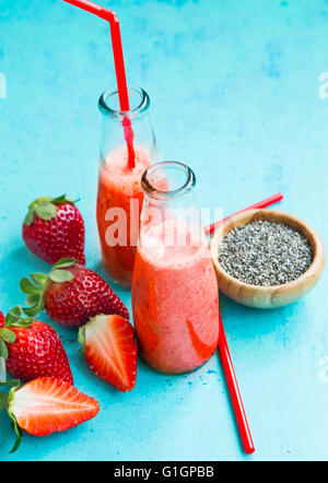 Erdbeeren Smoothies in Flaschen mit Früchten Stockfoto