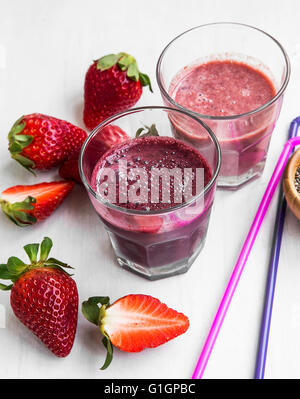 Erdbeeren Smoothies Gläser mit Früchten Stockfoto