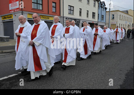 Katholische Priester in einer Jubiläums-Jahr der Barmherzigkeit-Prozession in Carndonagh, County Donegal, Irland. Stockfoto