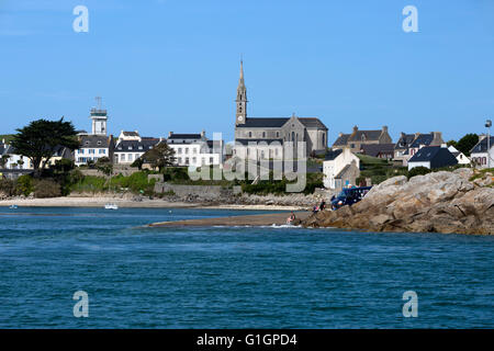 Blick auf Hafen und Kirche, Ile de Batz, in der Nähe von Roscoff, Finistere, Bretagne, Frankreich, Europa Stockfoto