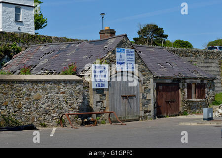 Garage mit Verkaufsschild in Rathmullan, County Donegal, Irland heruntergekommen. Stockfoto