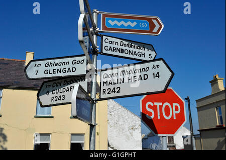 Verkehrsschilder in Malin Stadt, Malin Head, County Donegal, Irland. Stockfoto