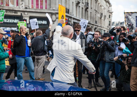 London, UK. 14. Mai 2016. Ian Bone des Klassenkampfes posiert für ein Foto in Oxford Circus während einer Protestaktion für einen existenzsichernden Lohn und Gewerkschaftsrechte, organisiert von den United Stimmen der Welt-Gewerkschaft außerhalb Zweige der Topshop in der Oxford Street. Bildnachweis: Mark Kerrison/Alamy Live-Nachrichten Stockfoto