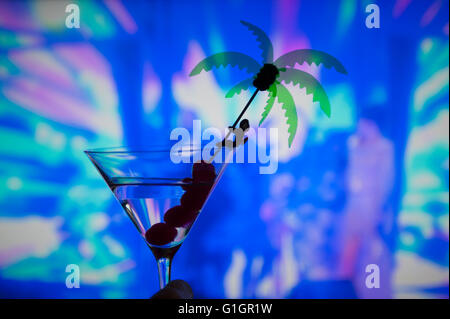 London, UK. 14. Mai 2016. Bunt und kitschig cocktail-Party während der jährlichen Songcontest. Bildnachweis: Malcolm Park Leitartikel/Alamy Live-Nachrichten Stockfoto