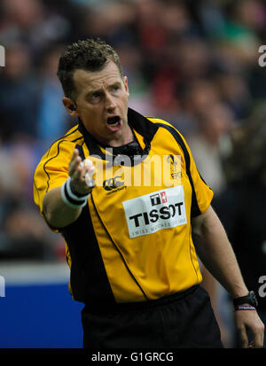 Grand Stade de Lyon, Lyon, Frankreich. 14. Mai 2016. European Champions Cup-Finale. Racing 92 gegen Sarazenen. Schiedsrichter: Nigel Owens (Wal) Signale während des Spiels. © Aktion Plus Sport/Alamy Live-Nachrichten Stockfoto