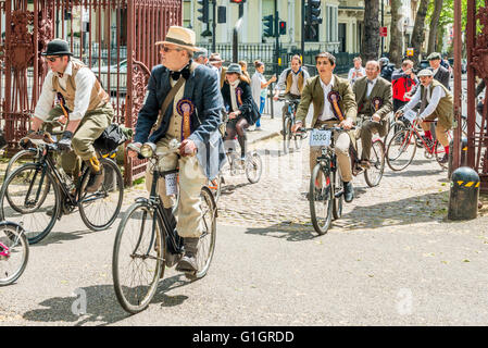 London, Vereinigtes Königreich - 14. Mai 2016: Tweed laufen (Fahrradtour mit einem Stil) mit Picknick in der Nähe von Albert Memorial in Kensington Gardens, Hyde Park. Die Teilnehmer kommen. Bildnachweis: Elena Chaykina/Alamy Live-Nachrichten Stockfoto